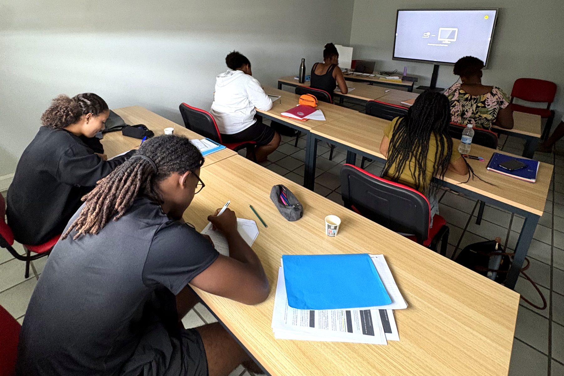 Étudiants en salle de cours pendant le stage de rentrée AGMS à Jarry